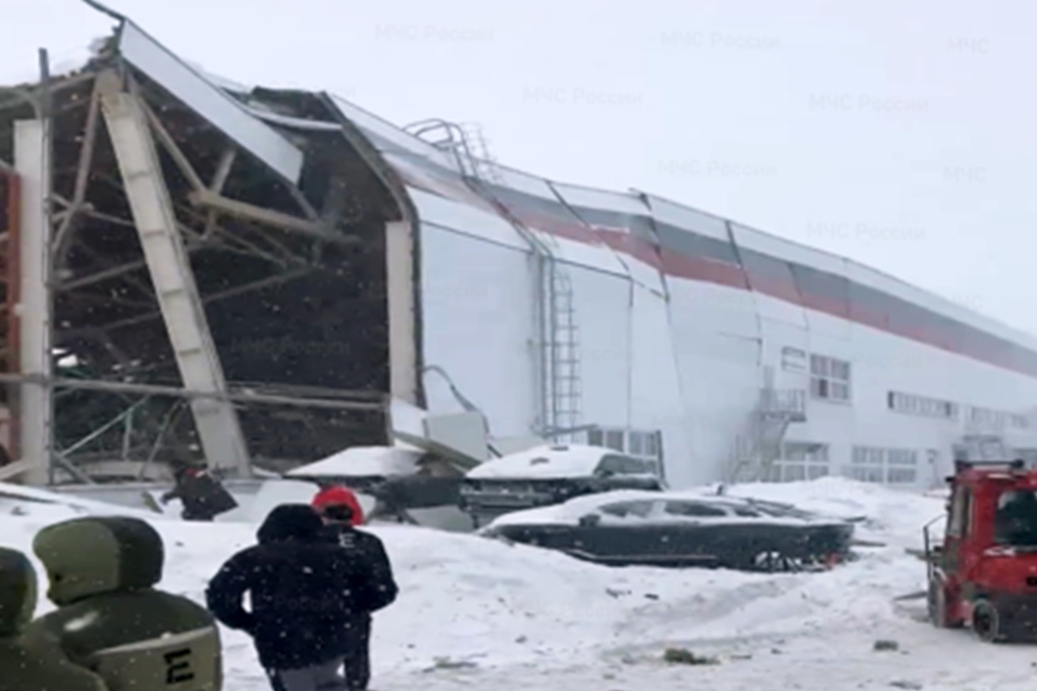 В России обрушилась крыша автомобильного завода, есть пострадавшие