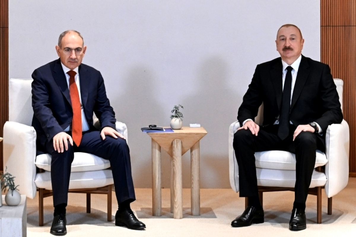 Алиев и Пашинян провели неформальную беседу