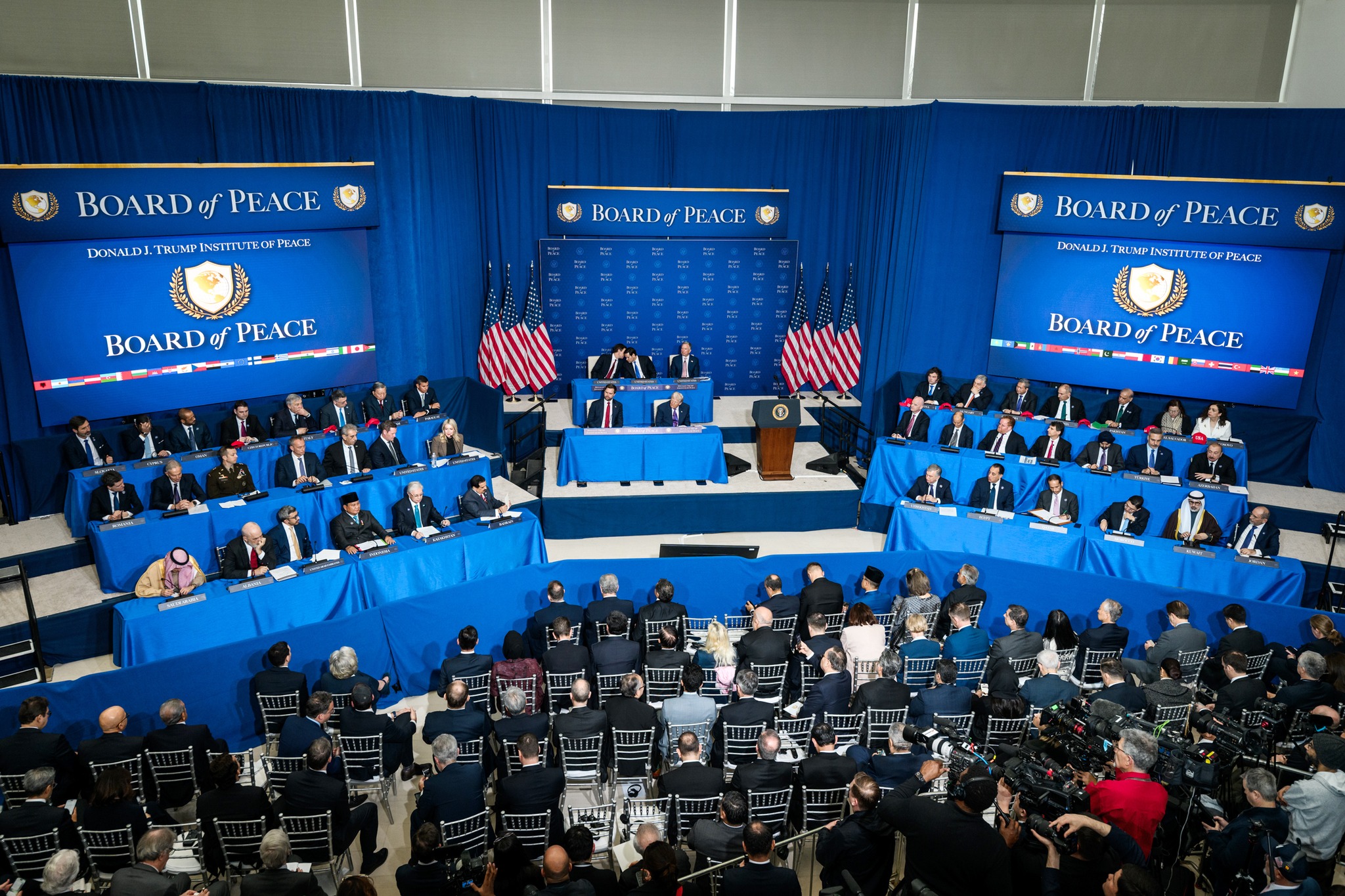 В аккаунтах Президента Ильхама Алиева в социальных медиа размещена публикация о первом заседании Совета мира