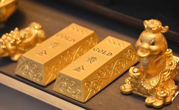 Золото умеренно подорожало на фоне праздников в Китае