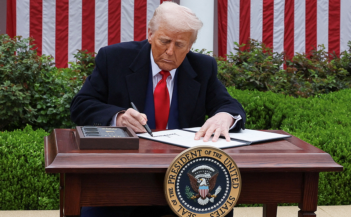 Трамп подписал указ о введении пошлин в 10% для всех стран мира