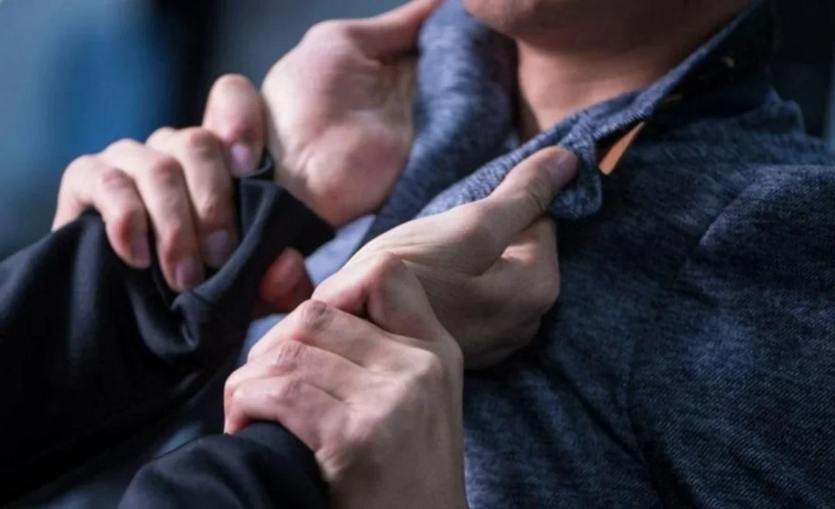 В Астаре спор рабочих из-за распределения обязанностей перерос в драку