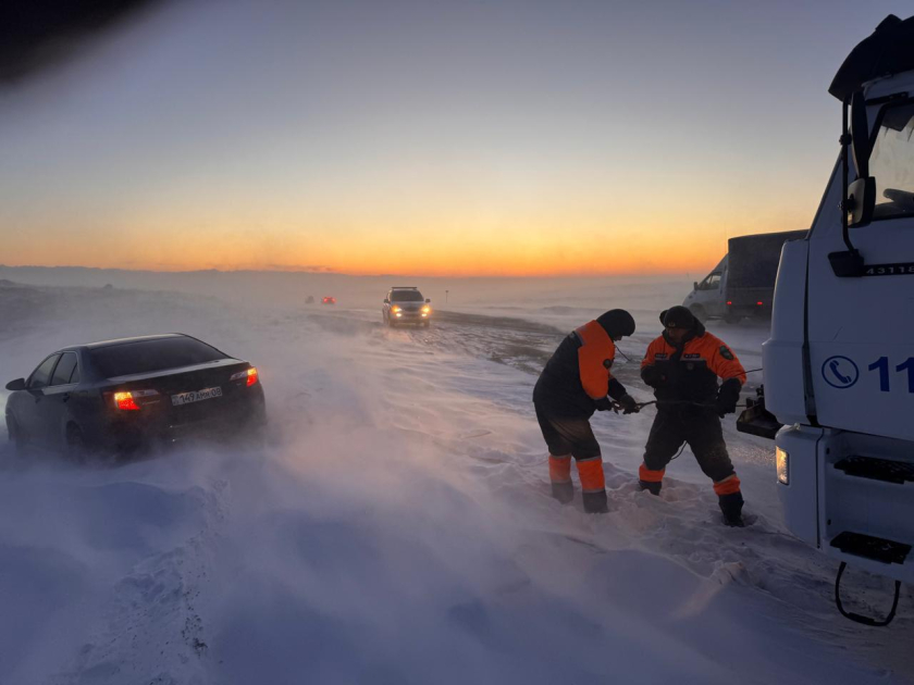 145 человек, в том числе 17 детей, спасены из снежного плена в Казахстане