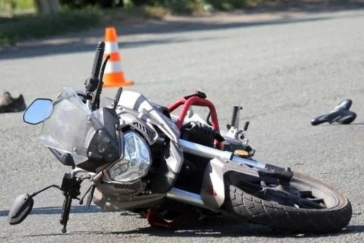 В Баку 18-летний мотоциклист погиб, врезавшись в бордюр