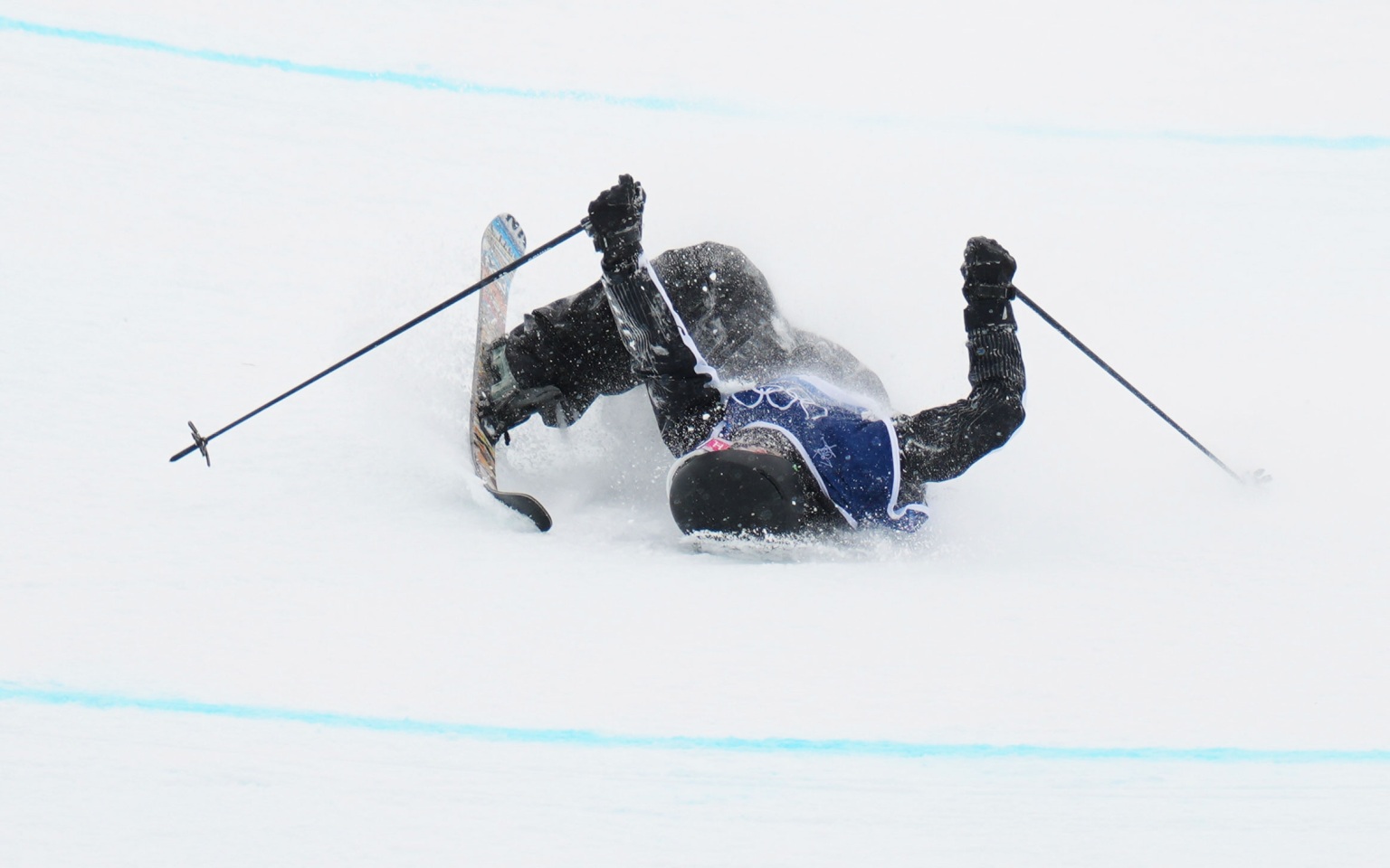 Чемпион мира по фристайлу упал с высоты на олимпийской трассе в Италии