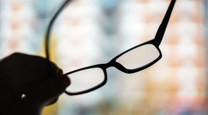 Свет важнее экранов? Учёные предлагают альтернативную причину эпидемии близорукости