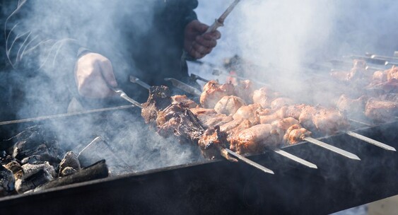 Тринадцать суток ареста получил москвич, жаривший шашлыки на балконе