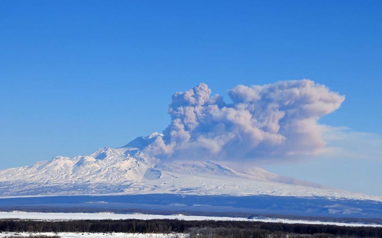 Вулкан Шивелуч изверг пепел на 6 километров в высоту