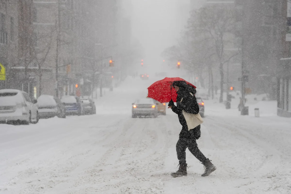 Мэр Нью-Йорка ввел режим ЧС из-за снежной бури