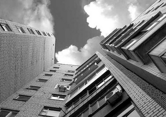 В Сумгайыте 17-летняя девушка погибла в результате падения с высоты