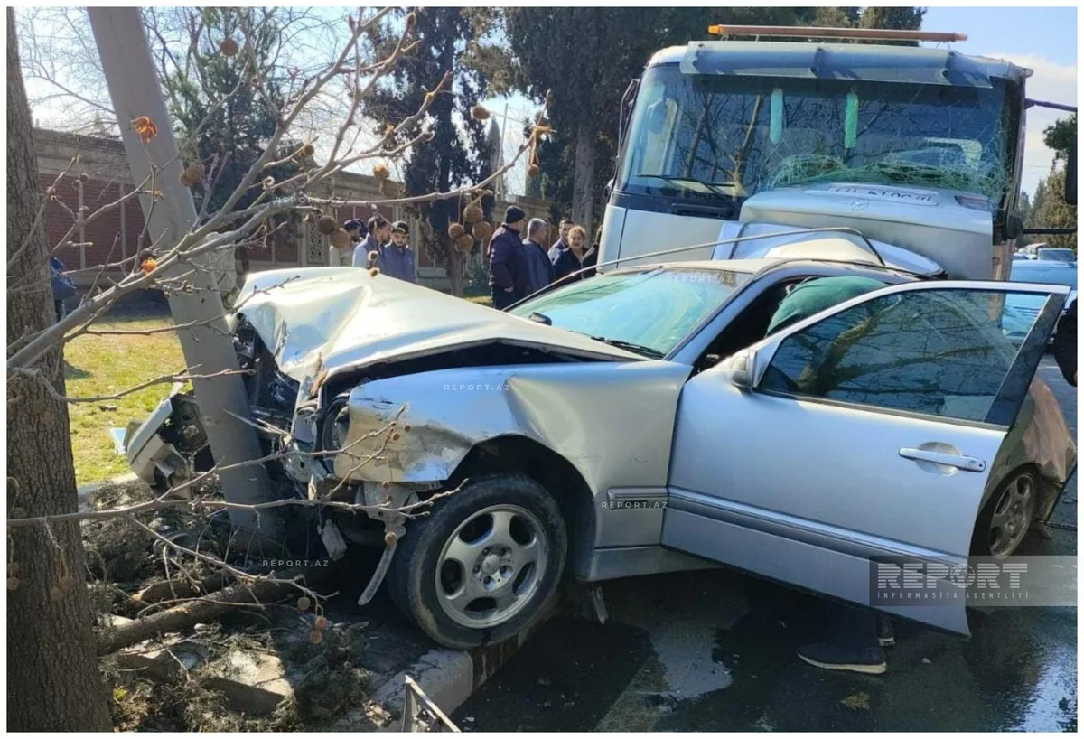 В Гяндже эвакуатор столкнулся с двумя легковушками
