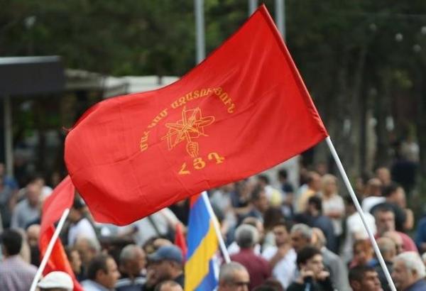 И нашим, и вашим за копейку спляшем