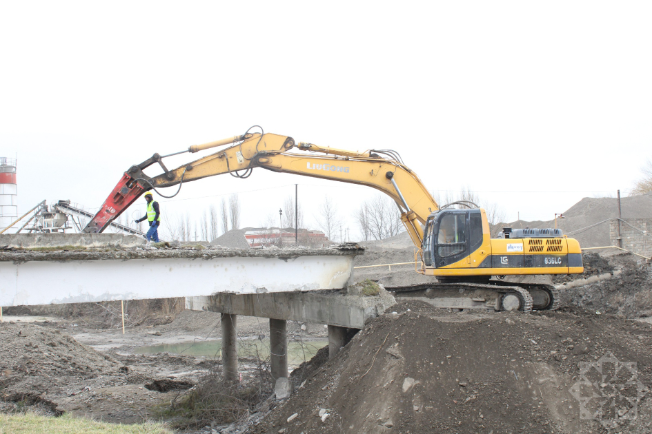 Названы сроки завершения строительства нового автомобильного моста над рекой Гудиалчай