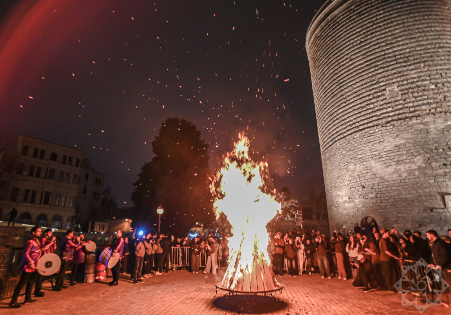 Су чершенбеси в Баку: Первый праздничный костер зажжен на площади Девичьей башни