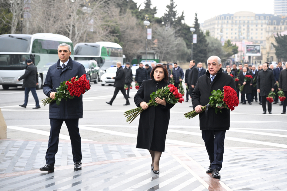 Официальные лица государства и правительства посетили памятник жертвам Ходжалинского геноцида