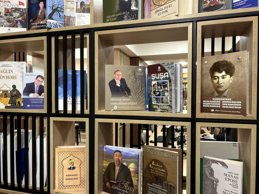Фонд тюркской культуры и наследия передал книги Научной библиотеке БГУ