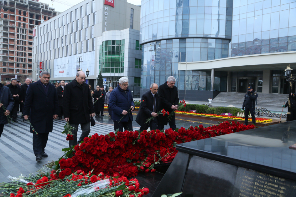Община Западного Азербайджана посетила памятник жертвам Ходжалинского геноцида