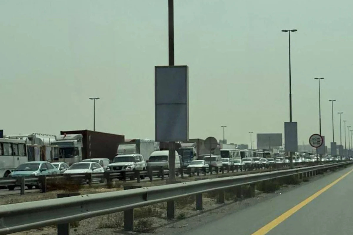 Тысячи людей покидают Дубай после того, как над городом были сбиты несколько ракет