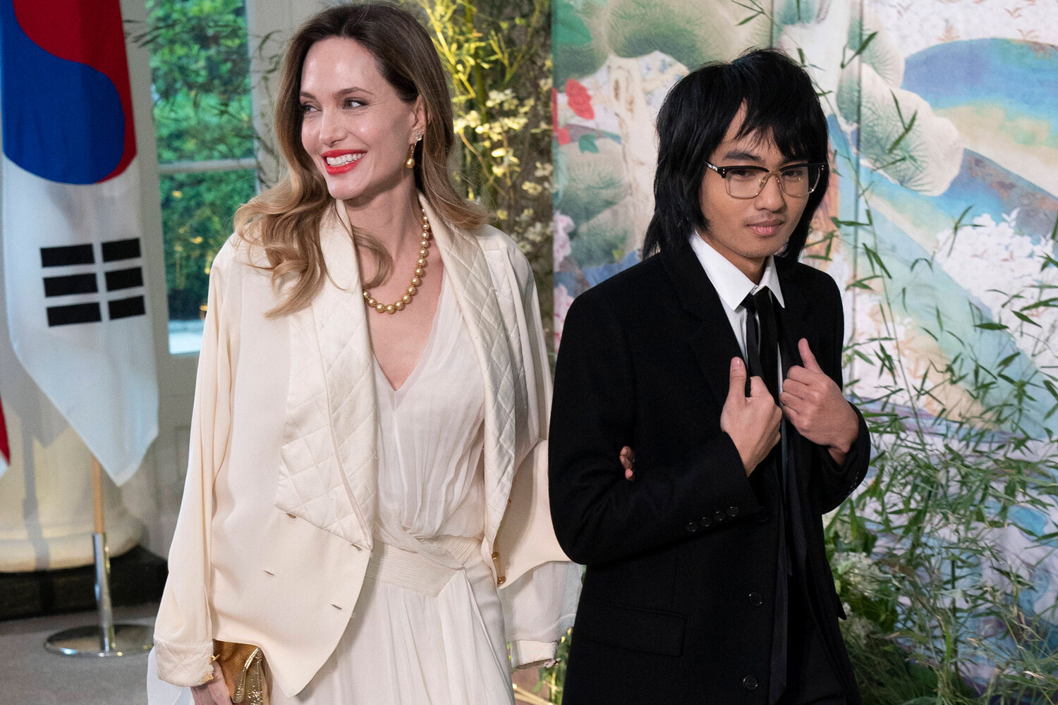 Сын Анджелины Джоли и Брэда Питта отказался от фамилии отца