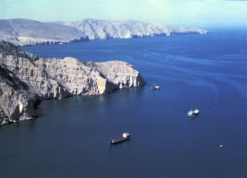 СМИ: Иран закрывает Ормузский пролив