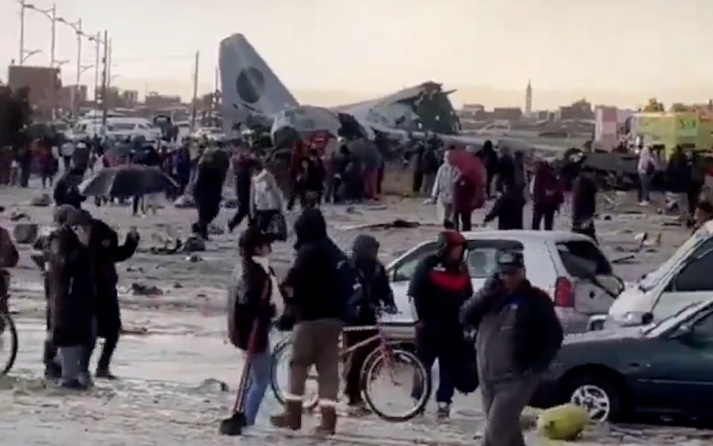 Перевозивший деньги самолет ВВС Боливии упал на автодорогу в Эль-Альто