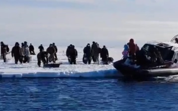 На Сахалине от берега оторвало льдину, на которой находились 52 рыбака