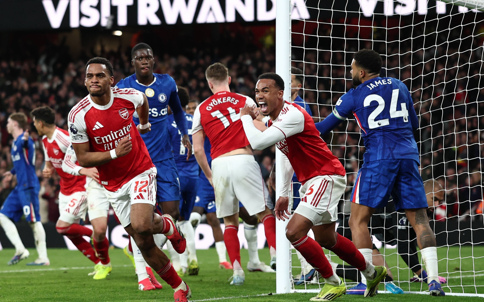 "Арсенал" обыграл "Челси" в лондонском дерби - все голы были забиты с угловых