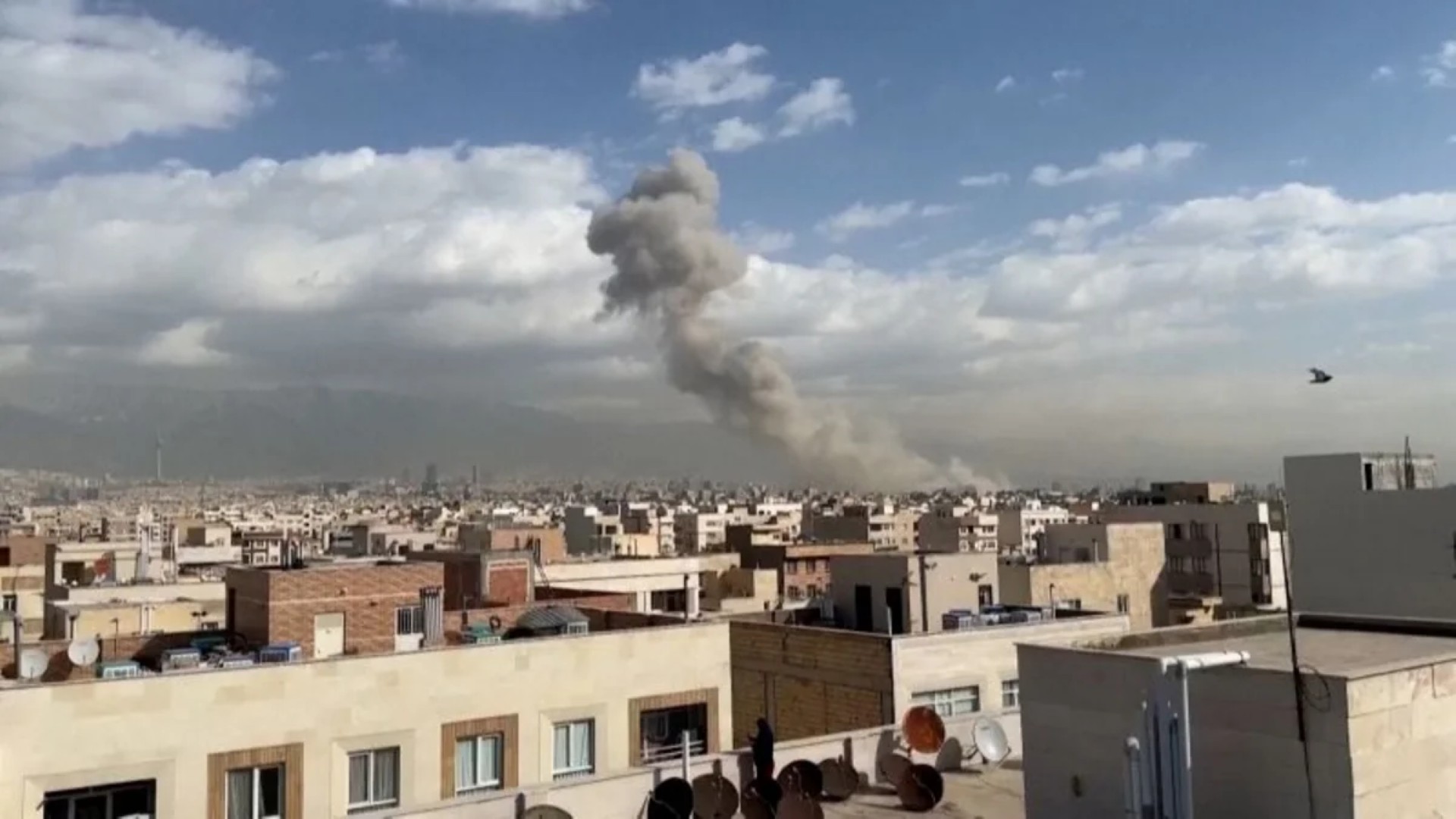 ЦАХАЛ нанес удары по офису Пезешкиана и другим правительственным объектам в Тегеране