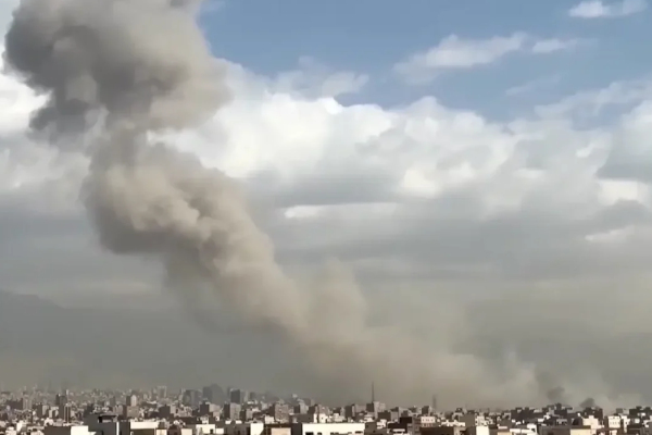 Израиль бомбит командные центры в Тегеране