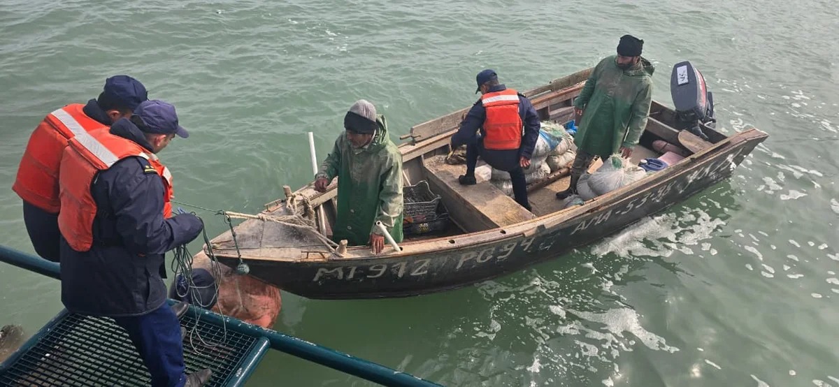 Пограничники спасли двух рыбаков 