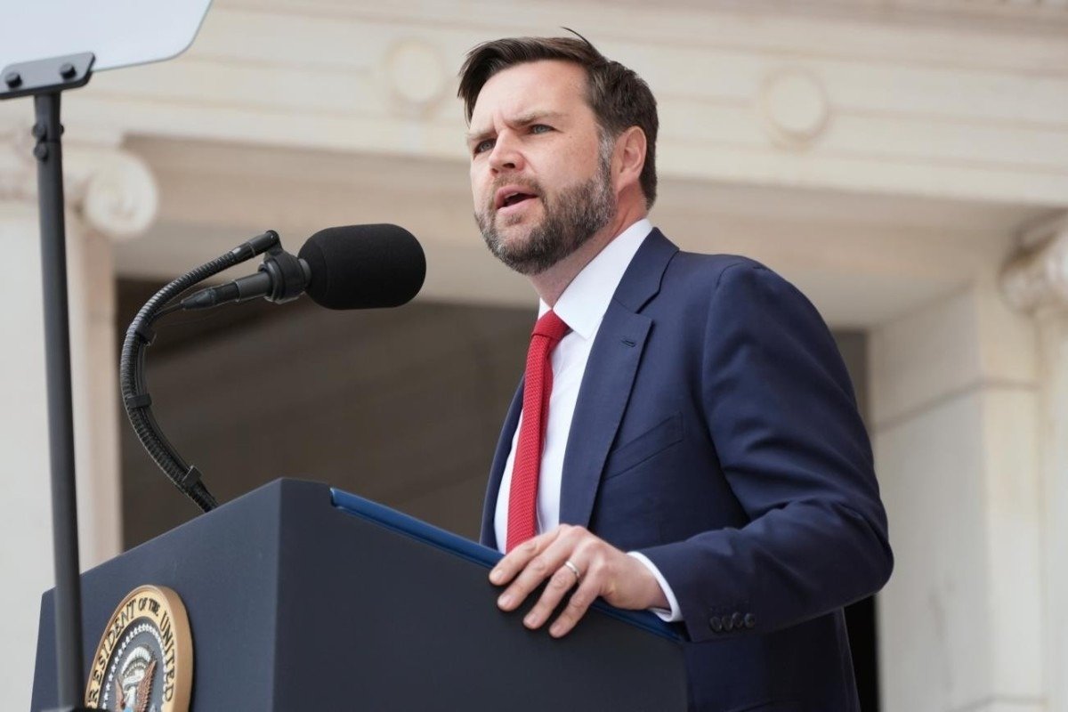 Вэнс: &laquo;Прежде у руля США стояли тупые президенты&raquo;