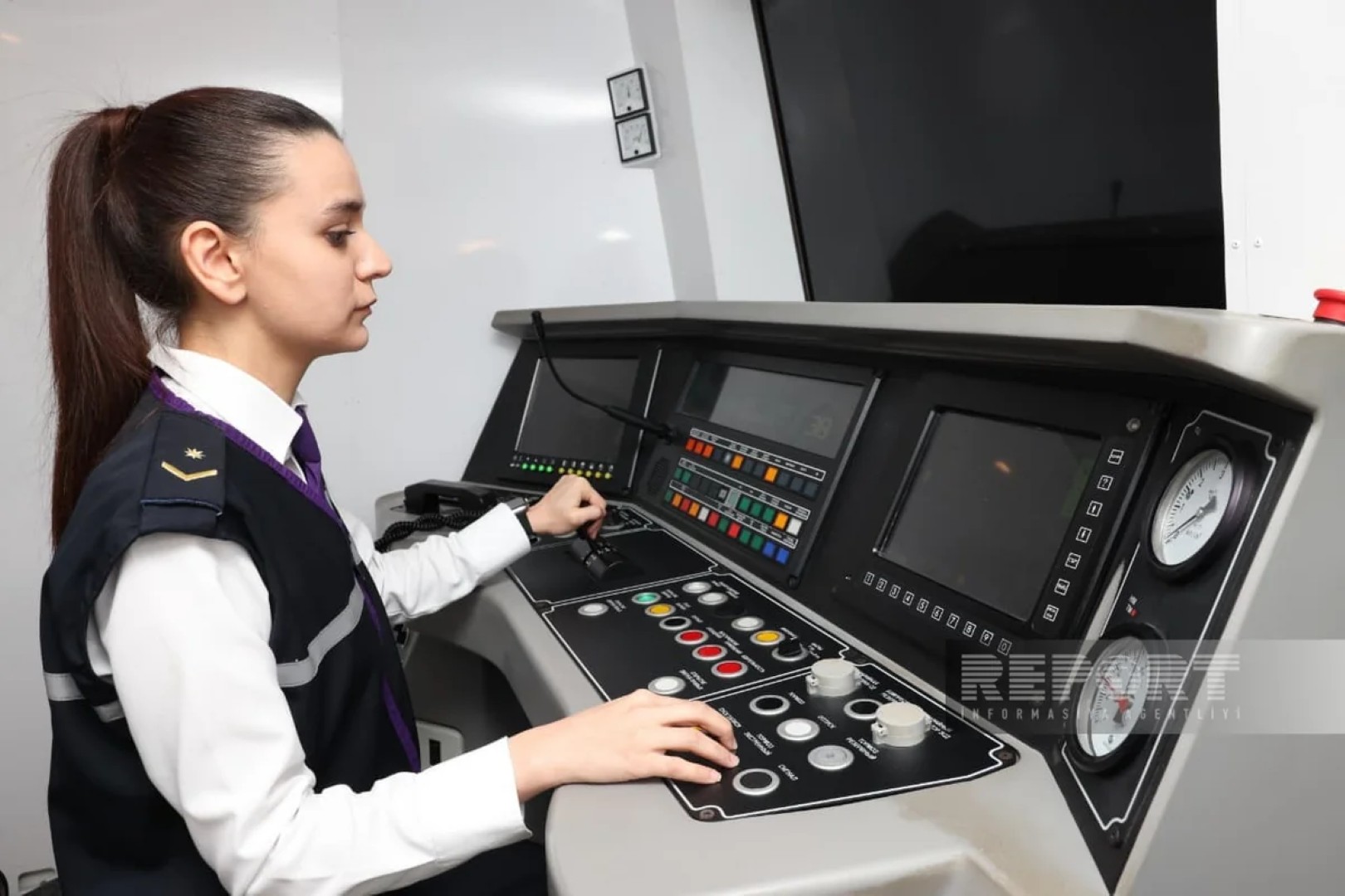 В Бакинском метро к работе машиниста приступила еще одна девушка