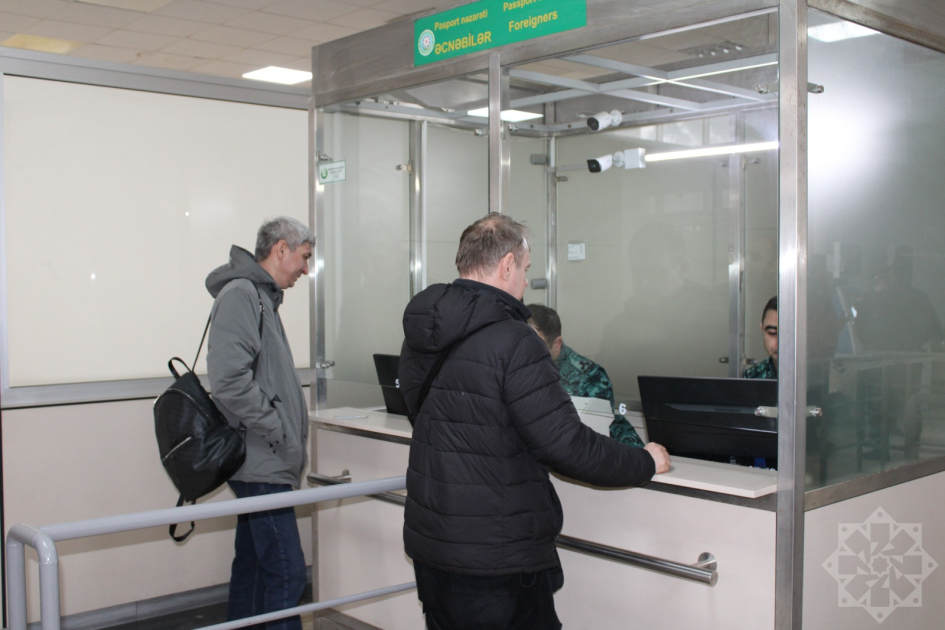 Представители посольства России покинули Иран через Азербайджан