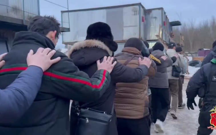 Во время рейда по стройке в Ленобласти мигранты выбрасывали документы