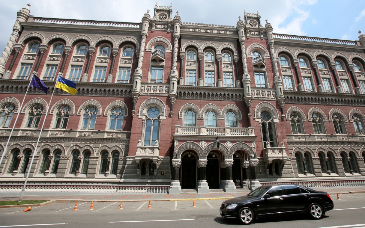 На Украине возник дефицит наличных после ареста инкассаторов в Венгрии