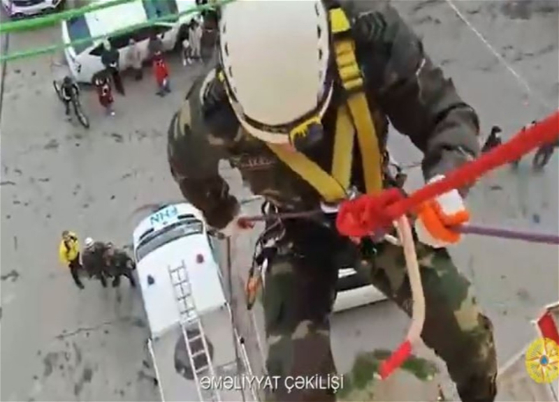 В Сумгайыте спасатели помогли ребёнку, оставшемуся в квартире одному