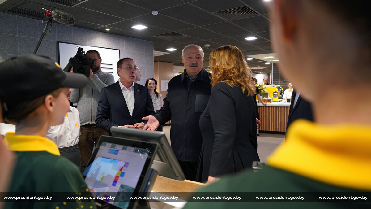 Первый вице-премьер Белоруссии не смог оплатить заказ Лукашенко в ресторане