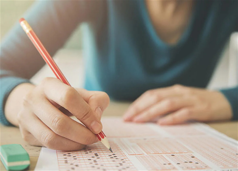 На выпускном экзамене, организованном ГЭЦ, у девяти учащихся обнаружили мобильные телефоны