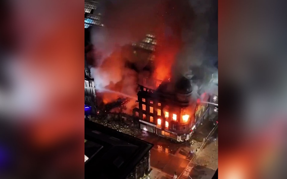 Здание 19 века частично обрушилось в Шотландии в результате пожара в вейп-шопе