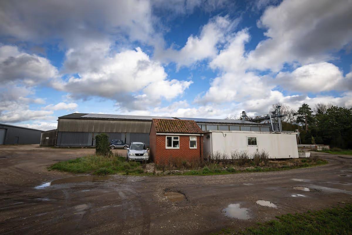 Британский пенсионер построил "ферму Судного дня" на тысячу человек