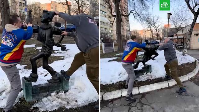 В Киеве снесли скульптуру Буратино