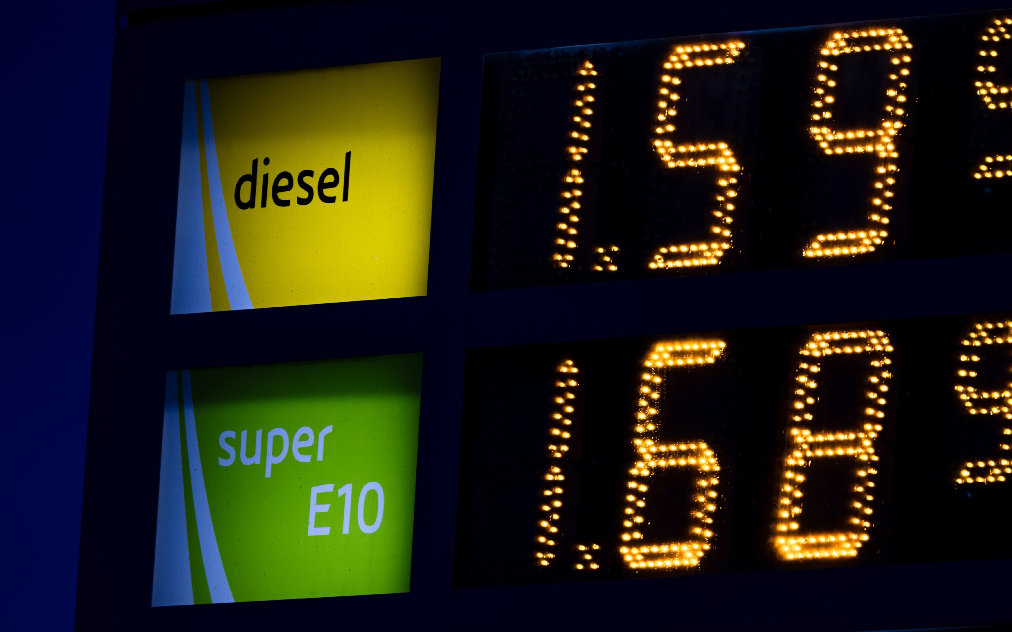 Крупнейшие ассоциации авто Британии посоветовали водителям экономить бензин