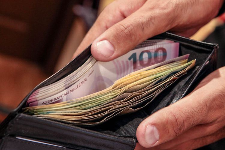 В Баку среднемесячная зарплата выросла почти на 9%