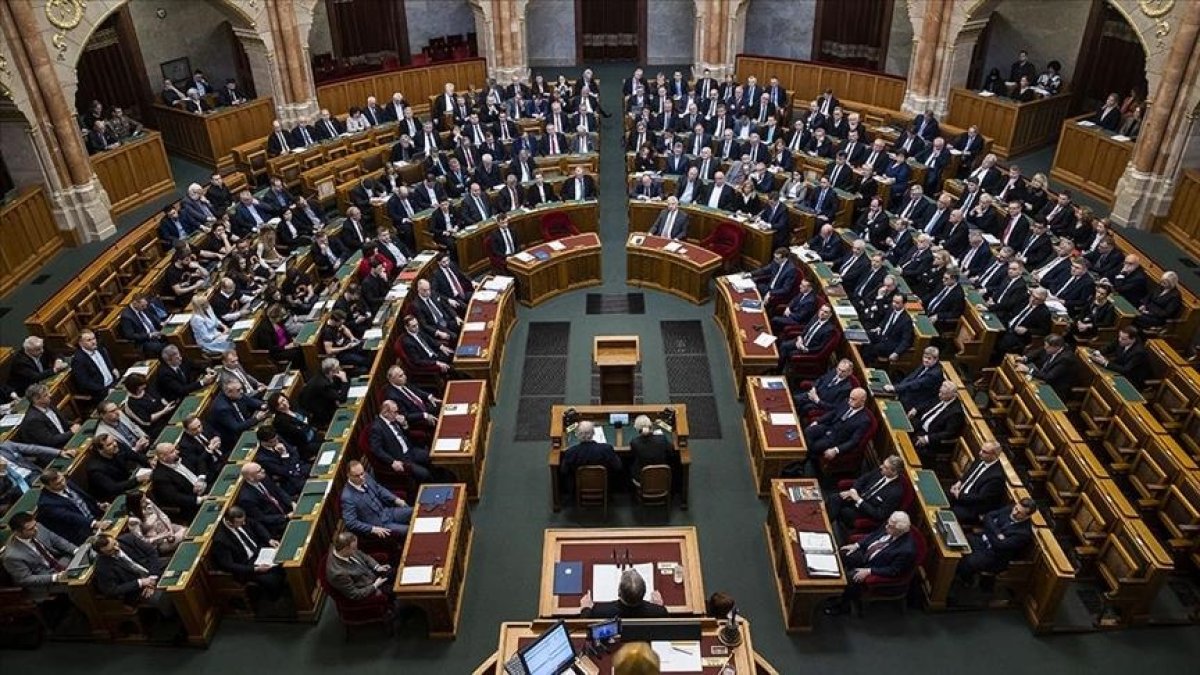 Парламент Венгрии блокирует деньги, оружие и поддержку Украины