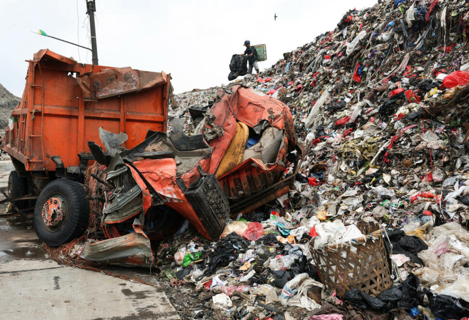 Обвал мусора на крупнейшей свалке Индонезии унес жизни людей