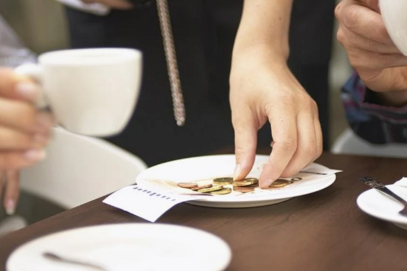 Сервисный сбор в бакинских ресторанах: за что берут деньги?