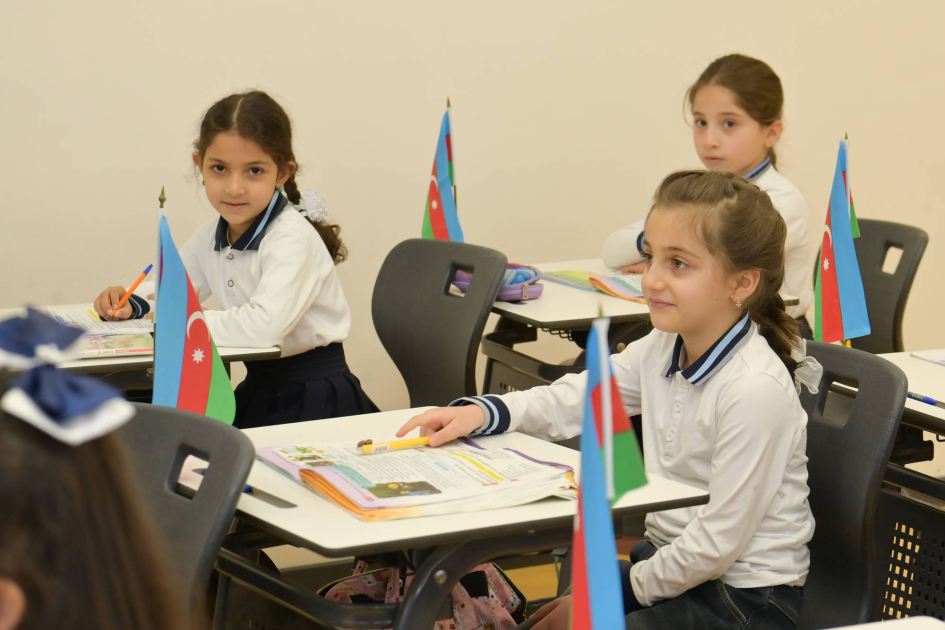 Министр ознакомился с образовательным процессом в Шуше