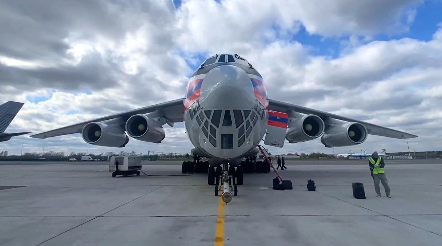 Самолет МЧС РФ с гумпомощью для Ирана приземлился в Лянкяране