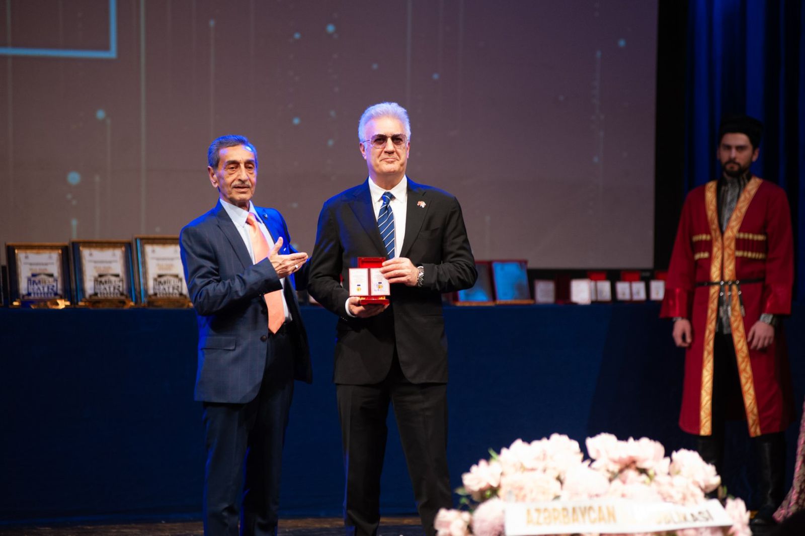 Под светом рампы