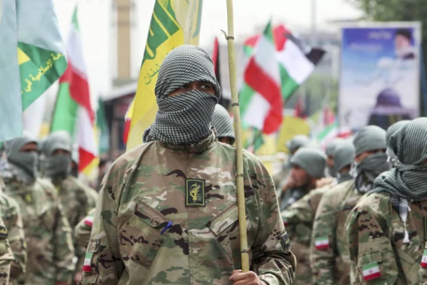 Боевики &laquo;Басиджа&raquo; расклеивают листовки на улицах Тегерана и прячутся под мостами